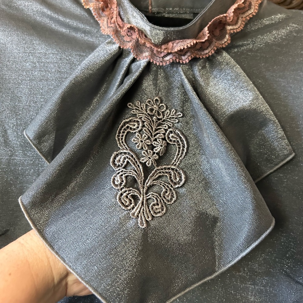 Red House Vintage Style Gray blouse with laced scalloped collar.Size 38 (Sm.4/6) - Picture 6 of 10